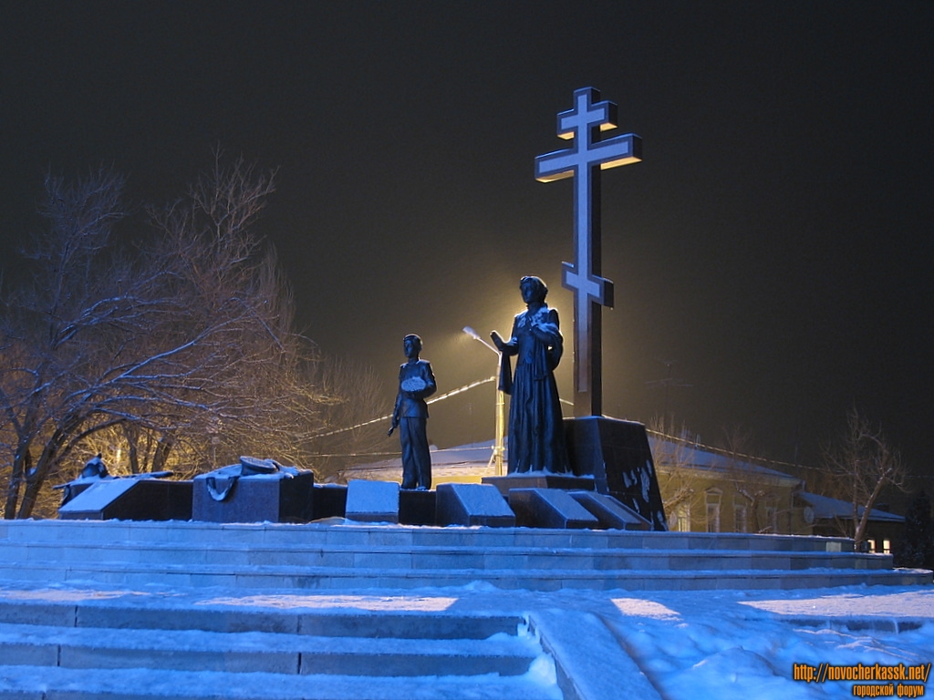 Новочеркасск: Ночь. Памятник Примирения и согласия