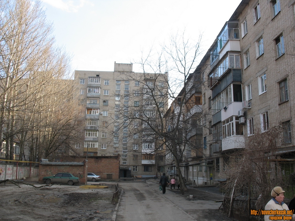 Новочеркасск: Во дворе домов рядом с архитектурным управлением, угол 26 Бакинских комиссаров и Народной