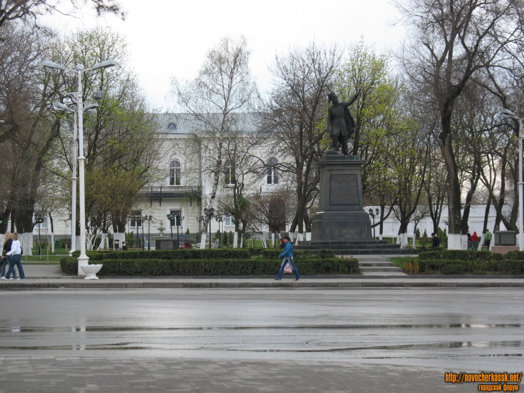Новочеркасск: Памятник атаману Платову на фоне Атаманского дворца