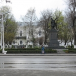 Памятник атаману Платову на фоне Атаманского дворца