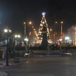 Новогодняя ёлка и памятник Платову