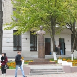 Памятник Кортунову, министру газовой промышленности РСФСР, угол Пушкинской и Просвещения, около НИМИ