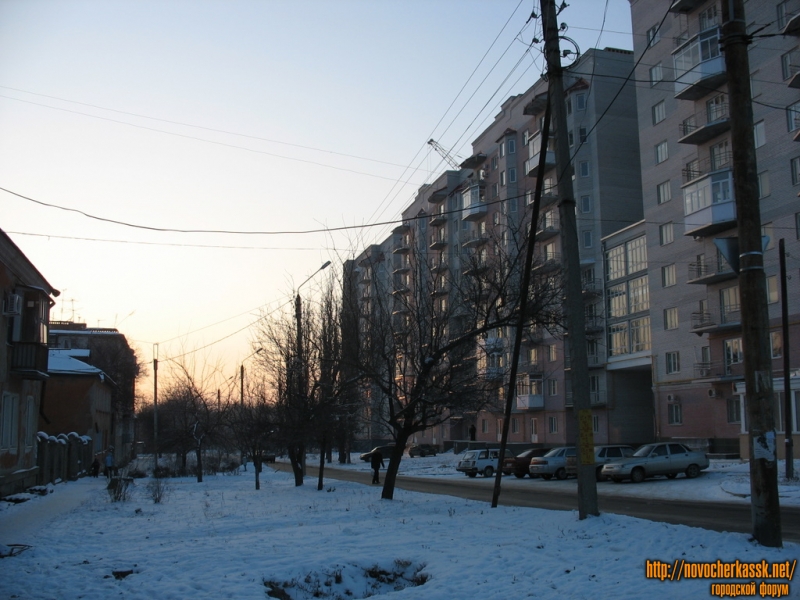 Новочеркасск: Троицкая улица, справа — жилой комплекс Олимп