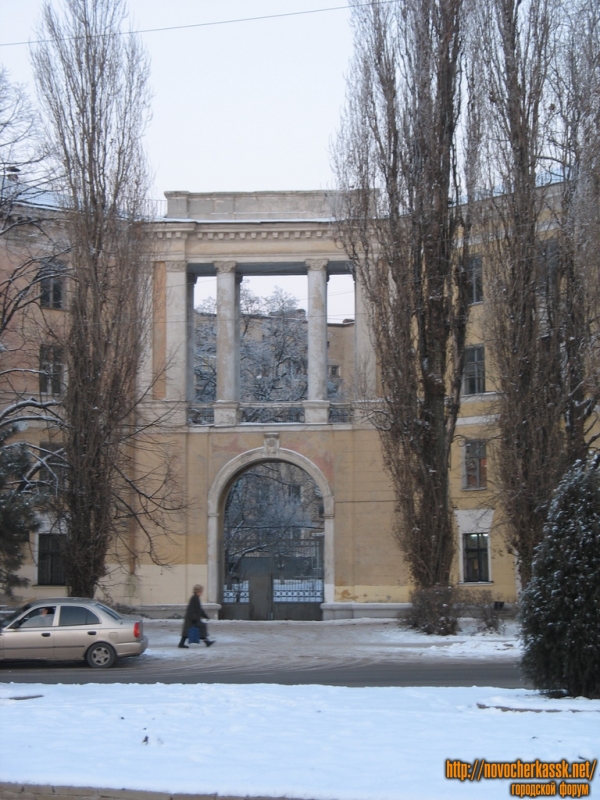 Новочеркасск: Общежитие НГМА, угол Баклановкого и 26 Бакинских комиссаров