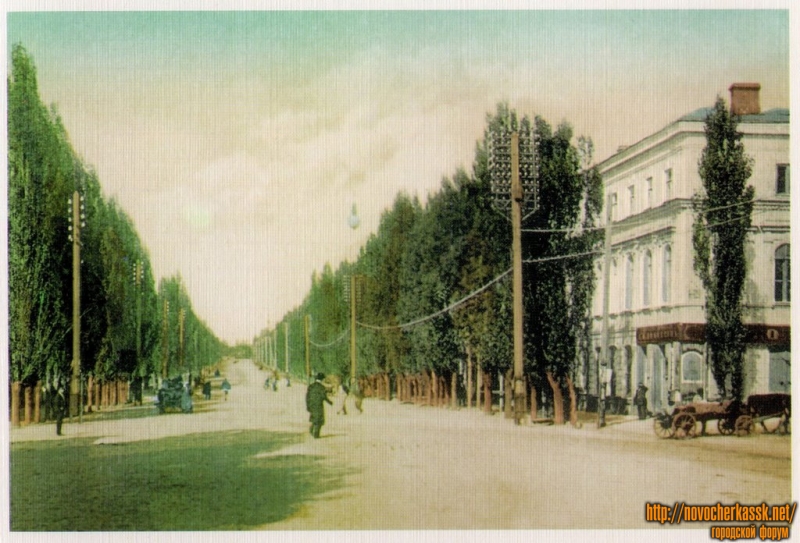Новочеркасск: Московская на пересечении Комитетской, справа - библиотека имени Пушкина