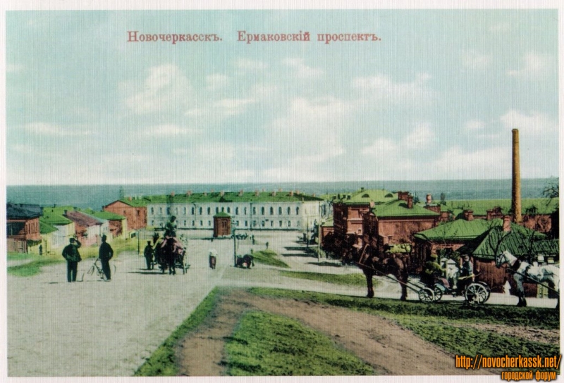 Новочеркасск: Ермаковский проспект (на фоне - ныне госпиталь)