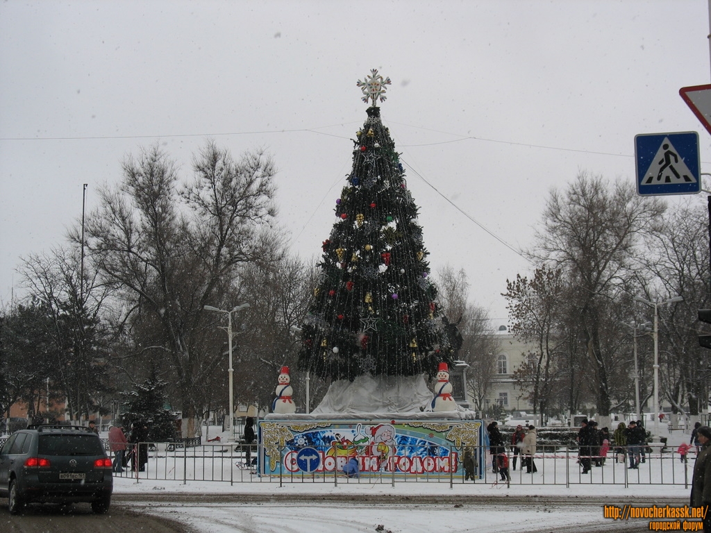Новочеркасск: Елка-2009 перед памятником Атаману Платову