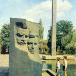 Памятник Подтелкову и Кривошлыкову, площадь Революции (Троицкая)
