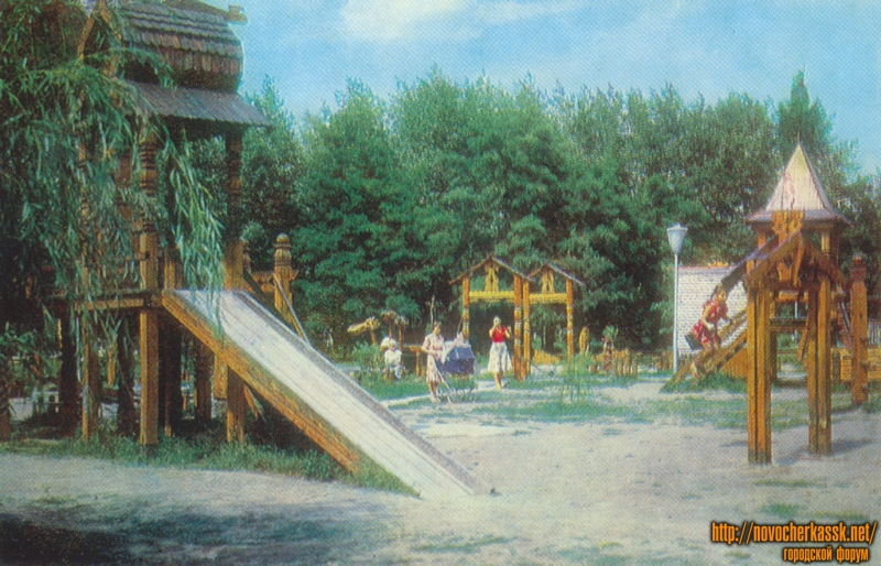 Новочеркасск: Детская площадка в Детском парке (на улице Московской)