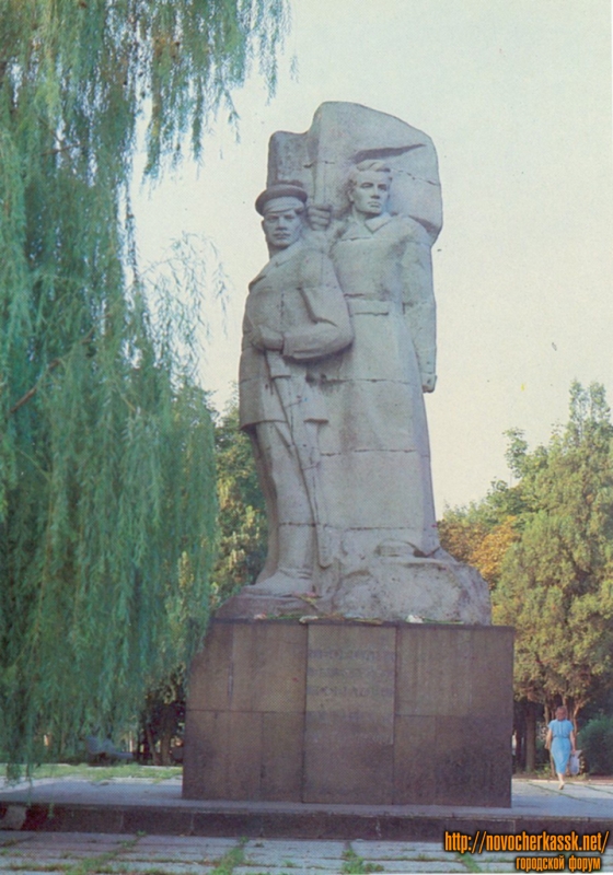 Новочеркасск: Памятник Подтелкову и Кривошлыкову, площадь Революции (Троицкая)