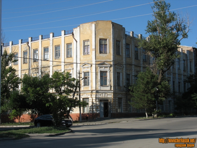 Новочеркасск: Перекресток Платовского и Орджоникидзе, женское общежитие