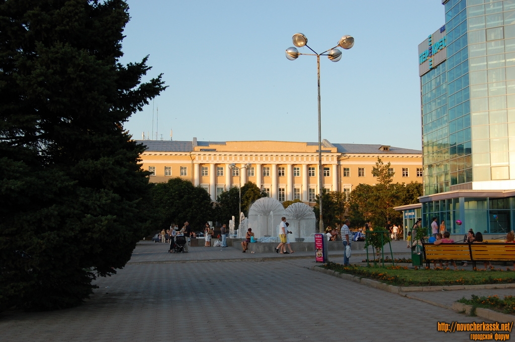 Новочеркасск: Фонтаны перед универмагом, на заднем плане — Новочеркасское Высшее Военное Командное Училище Связи