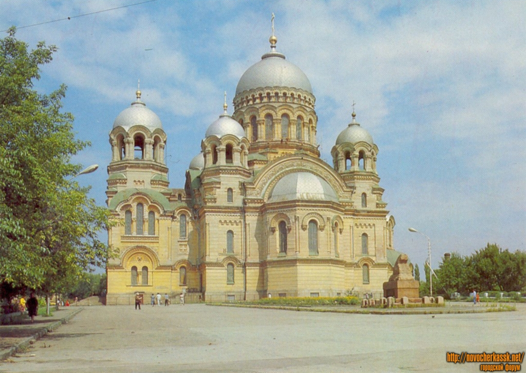 Новочеркасск: Собор, справа - памятник Бакланову