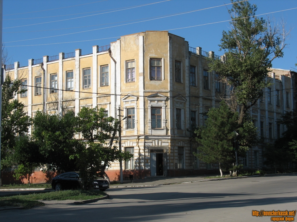 Новочеркасск: Перекресток Платовского и Орджоникидзе, женское общежитие