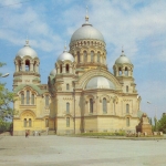 Собор, справа - памятник Бакланову