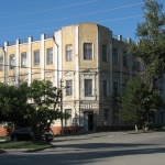 Перекресток Платовского и Орджоникидзе, женское общежитие
