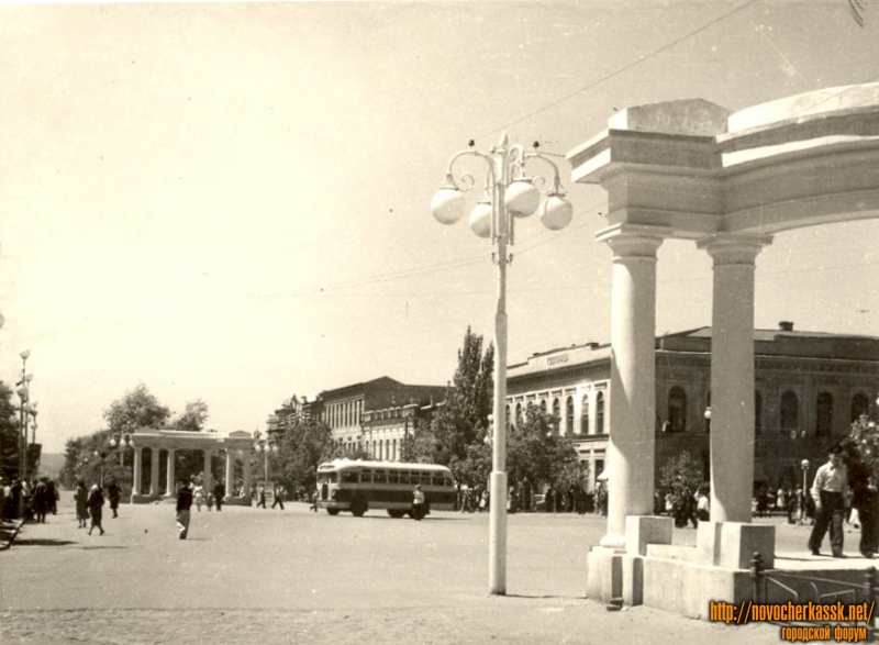 Новочеркасск: Пересечение пр. Платовского и Московской, на заднем плане - гостиница Южная