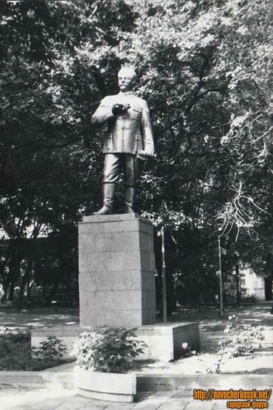 Новочеркасск: Памятник Серго Орджоникидзе