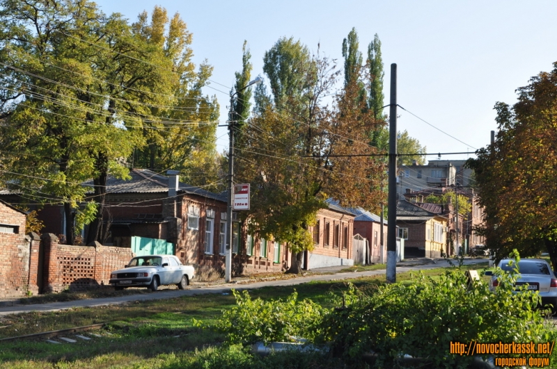 Новочеркасск: Крылова. Вид с ул. Буденновской в сторону Баклановского. Четная сторона