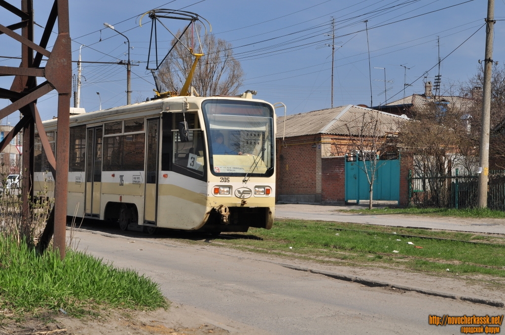 Новочеркасск: Трамвай на улице Г. Петровой