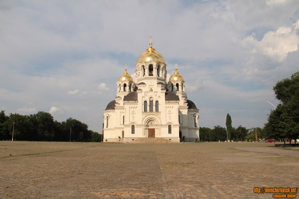 Новочеркасск: Собор в Новочеркасске с золотыми куполами