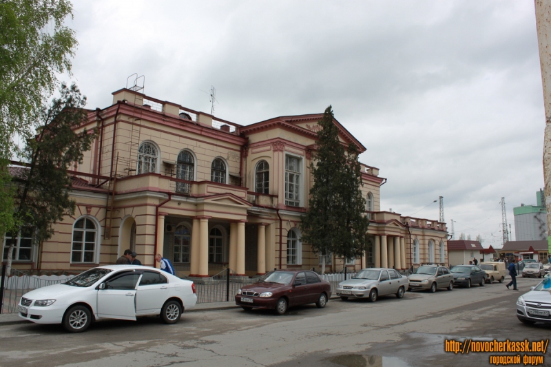 Новочеркасск: Фасадная сторона вокзала в Новочеркасске