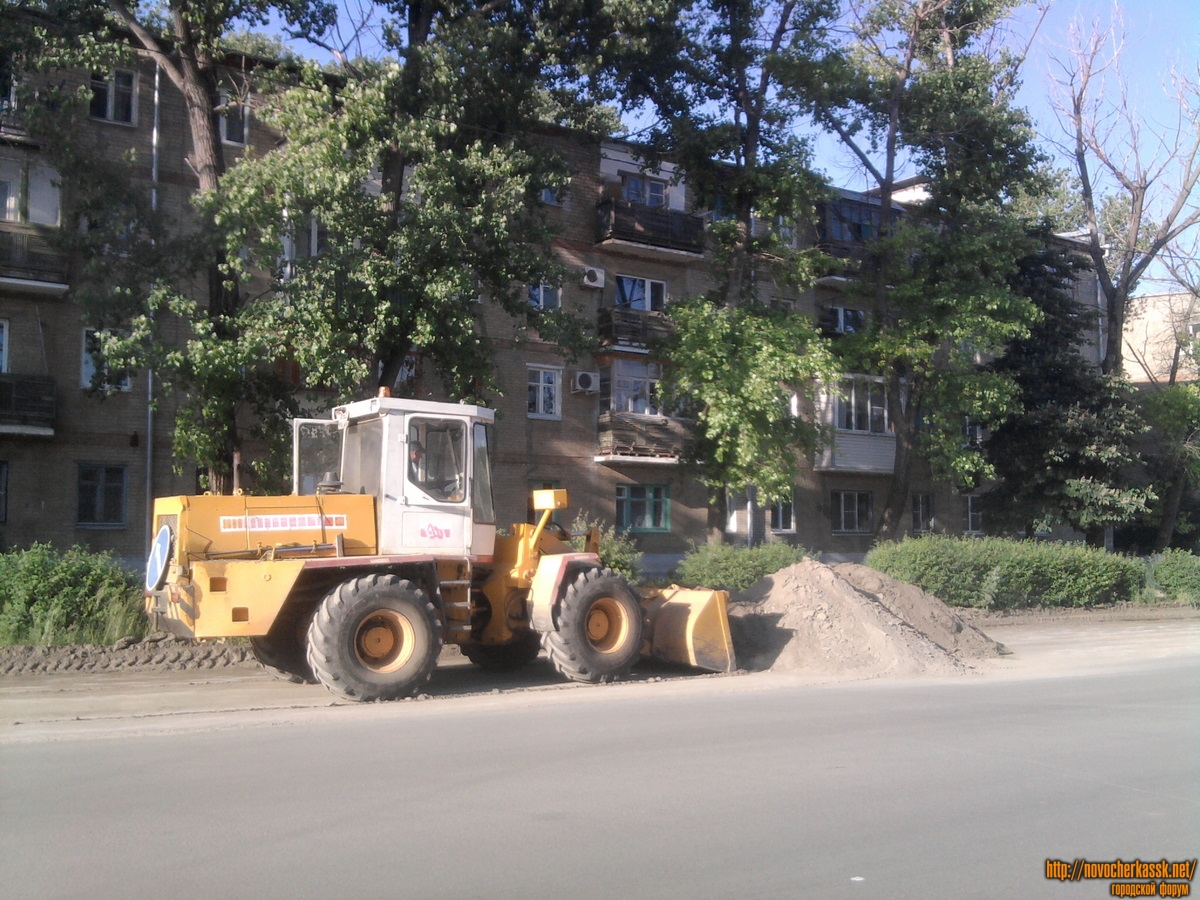 Новочеркасск: Уборка грязи с обочин улицы Буденновской, 1 июня 2011 г.