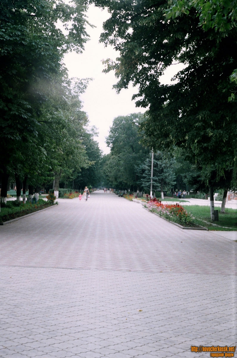 Новочеркасск: Центральная аллея Александровского парка. 25 августа 2004 г.