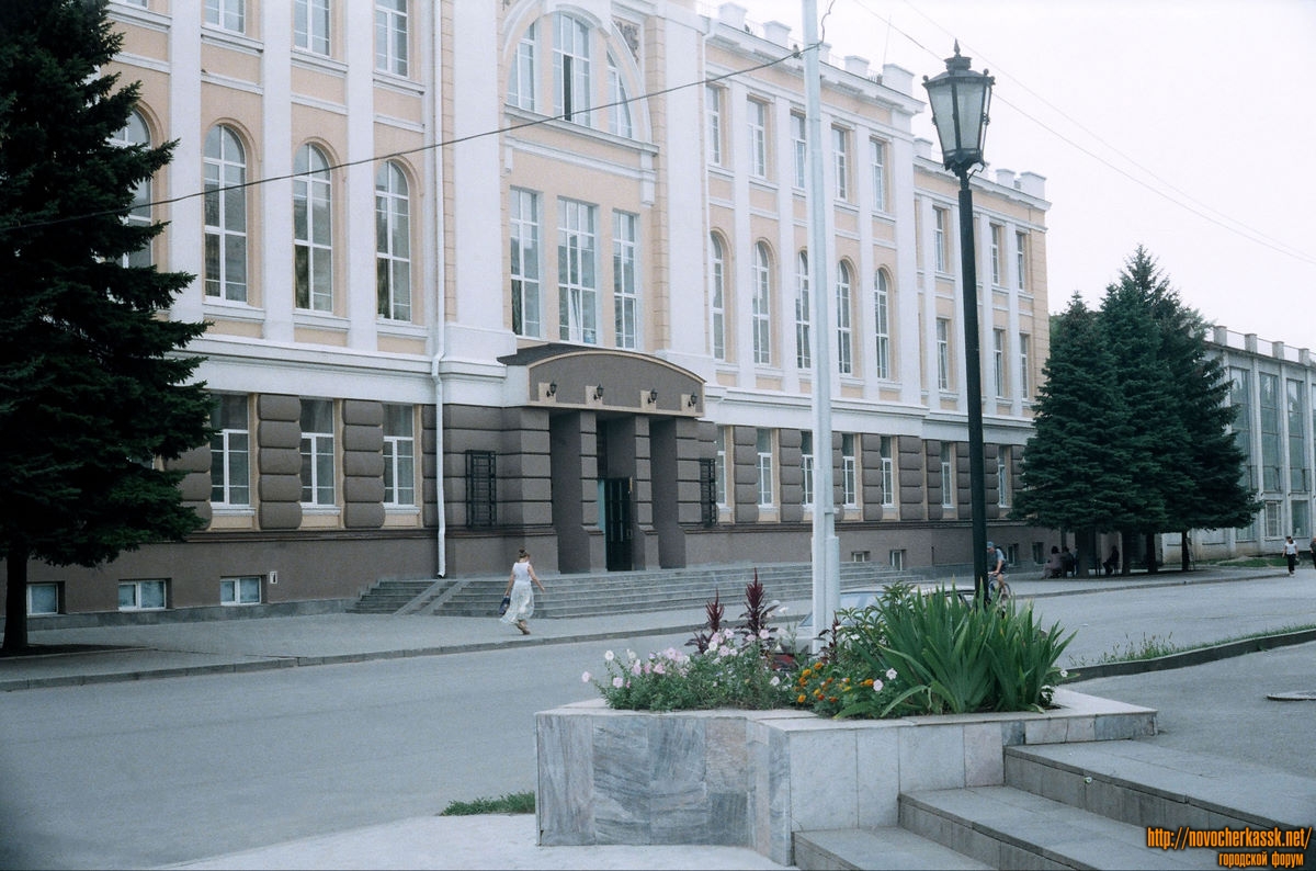 Новочеркасск театр комиссаржевской сайт. Новочеркасский театр Комиссаржевской. Новочеркасск драматический театр. Казачий театр Новочеркасск. Новочеркасский казачий драматический театр.