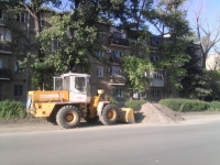 Уборка грязи с обочин улицы Буденновской, 1 июня 2011 г.
