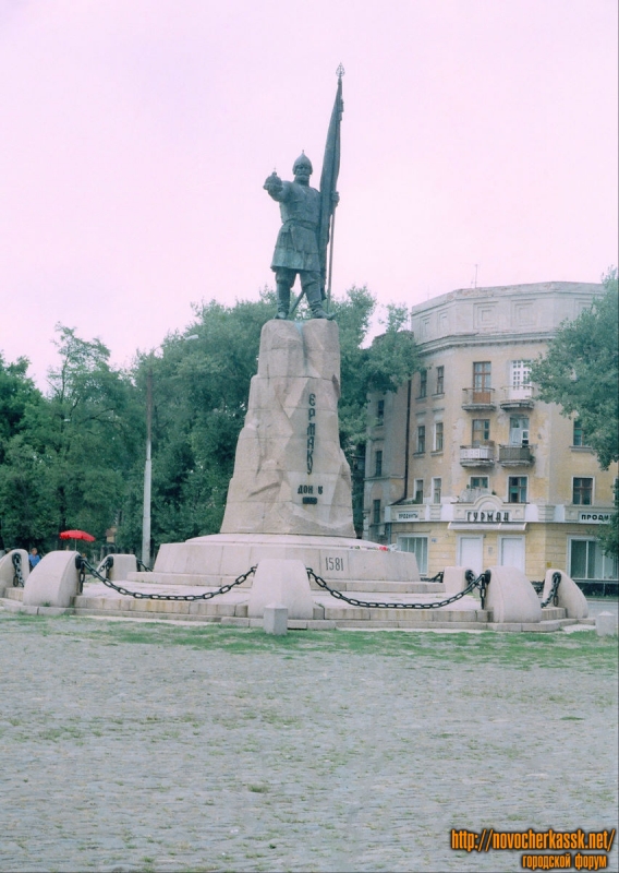 Новочеркасск: Памятник Ермаку. 25 августа 2004 г.