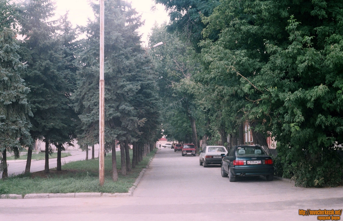 Новочеркасск: ул. Дворцовая. Вид от Атаманского дворца. 25 августа 2004 г.