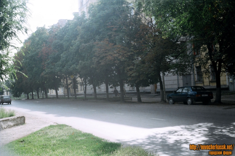 Новочеркасск: Площадь Троицкая. Бывший кинотеатр "Пионер". 25 августа 2004 г.