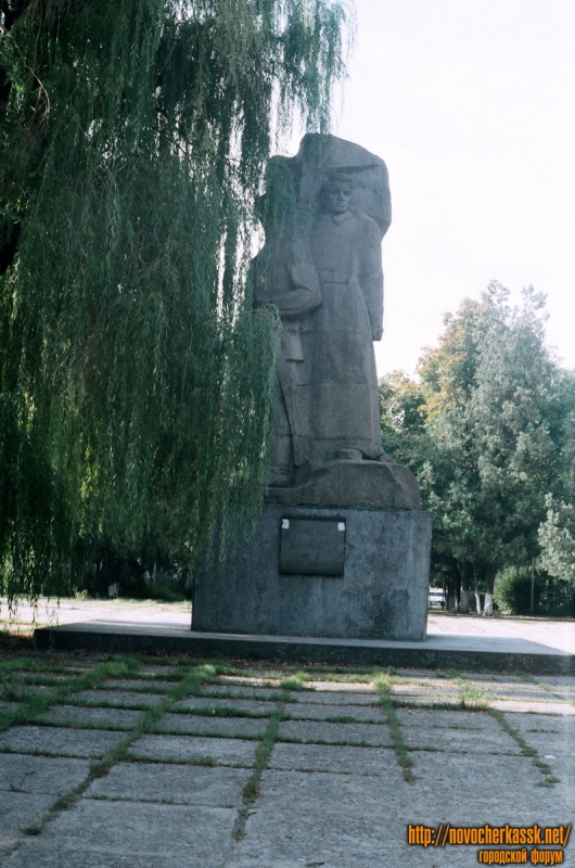 Новочеркасск: Пл. Троицкая. Памятник Подтелкову и Кривошлыкову. 25 августа 2004 г.