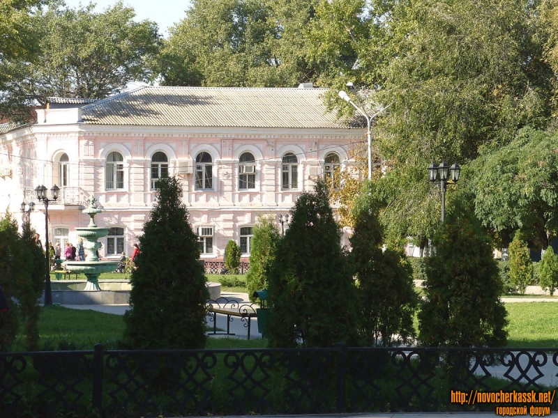 Новочеркасск: Сквер перед Атаманским дворцом. Сентябрь 2009
