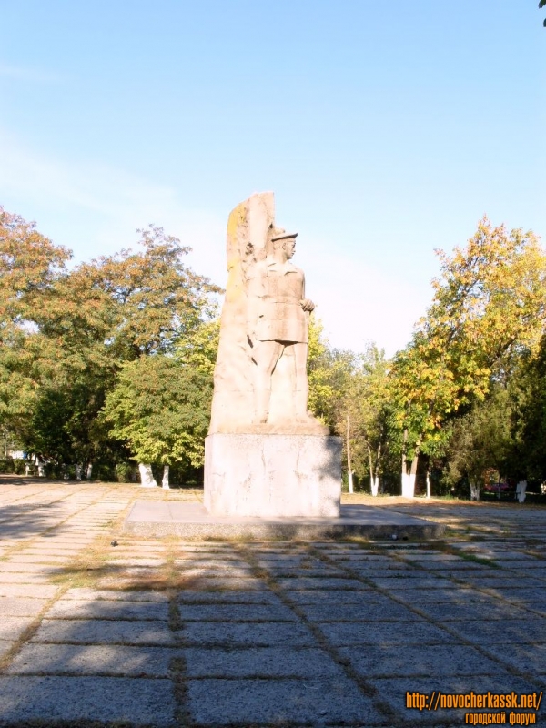 Новочеркасск: Пл. Троицкая. Памятник Подтелкову и Кривошлыкову. Сентябрь 2009.