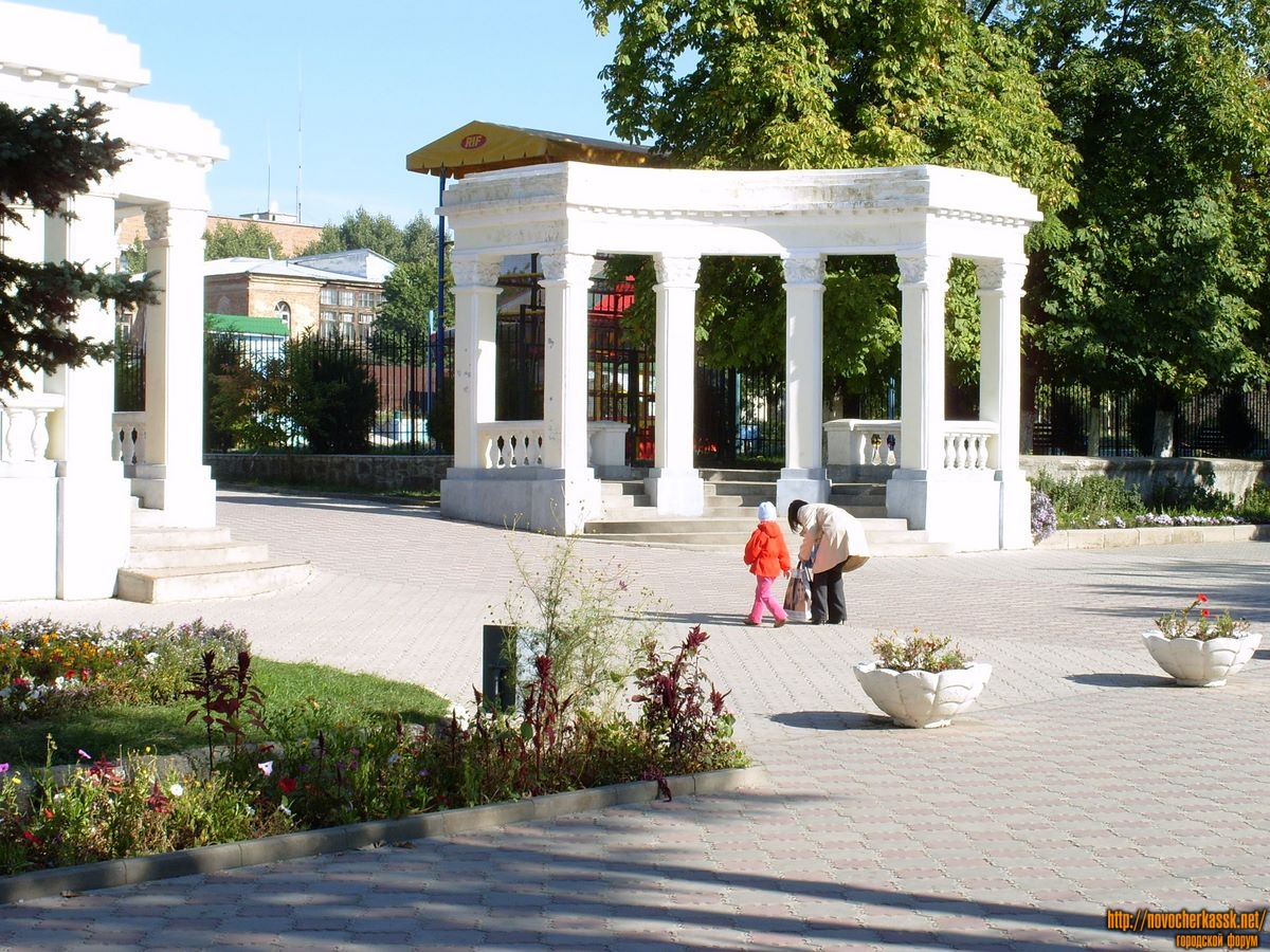 Новочеркасск: Аллея Александровского парка в районе гл. вход. Сентябрь 2009