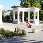 Аллея Александровского парка в районе гл. вход. Сентябрь 2009