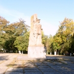 Пл. Троицкая. Памятник Подтелкову и Кривошлыкову. Сентябрь 2009.