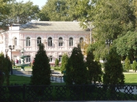 Сквер перед Атаманским дворцом. Сентябрь 2009