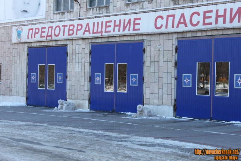 Новочеркасск: Ул. Пушкинская. Снежные пушки перед пожарной частью
