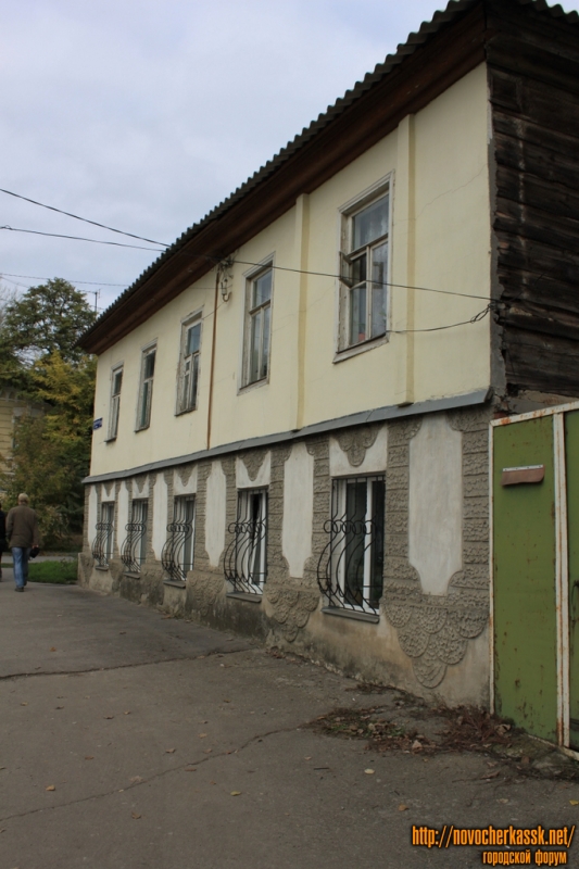 Новочеркасск:  Угол Пушкинской, 38 и Красноармейской, 41