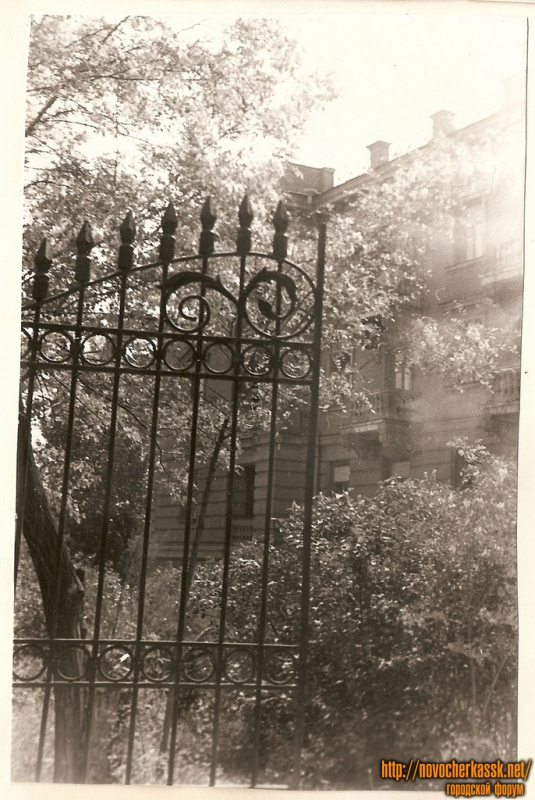 Новочеркасск: ул. Богдана Хмельницкого. "Профессорский дом". 1950е