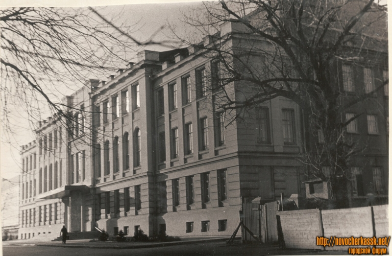 Новочеркасск: Ул. Атаманская (Советская). Театр. Март 1969 г