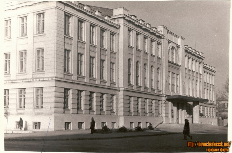 Новочеркасск: Угол Платовского и Атаманской. Театр. Март 1969 г.