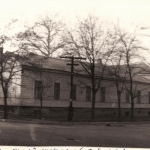1970 год. Угол Горбатой (ул. Генерала Лебедя) и Атаманской. Здание Спортшколы