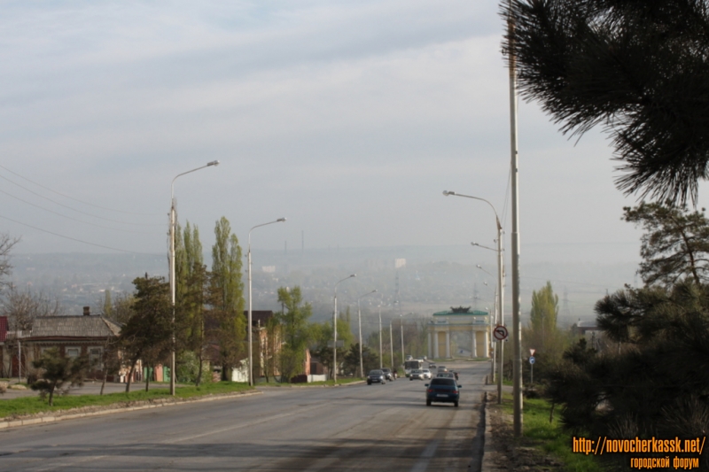 Новочеркасск: Вид на триумфальную арку, спуск Герцена