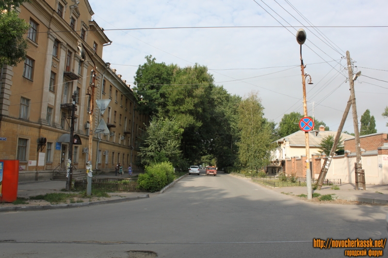 Новочеркасск: Улица Просвещения. Вид с улицы Богдана Хмельницкого