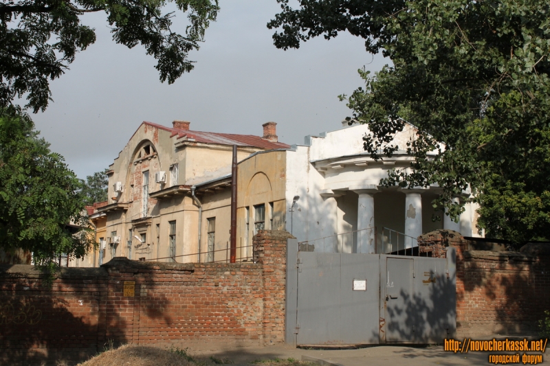 Новочеркасск: Угол улицы Троицкой и Богдана Хмельницкого. Вид с Богдана Хмельницкого
