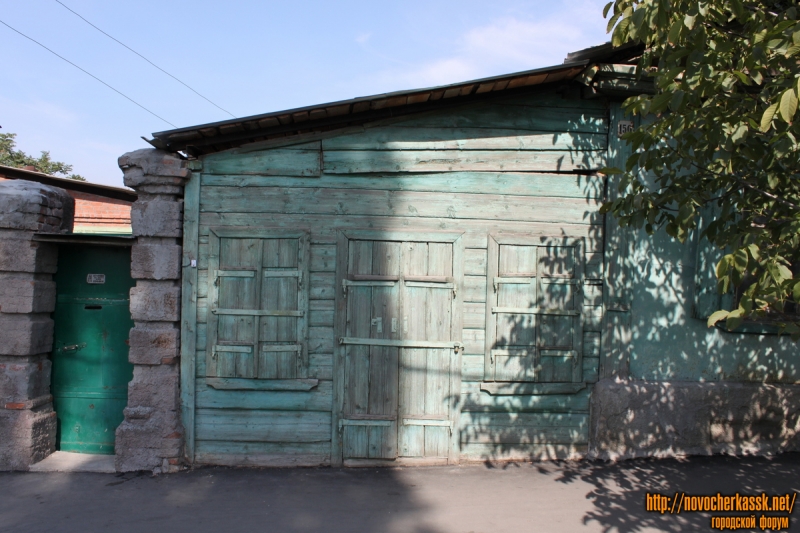 Новочеркасск: Фасад дома по пр. Платовскому, 150